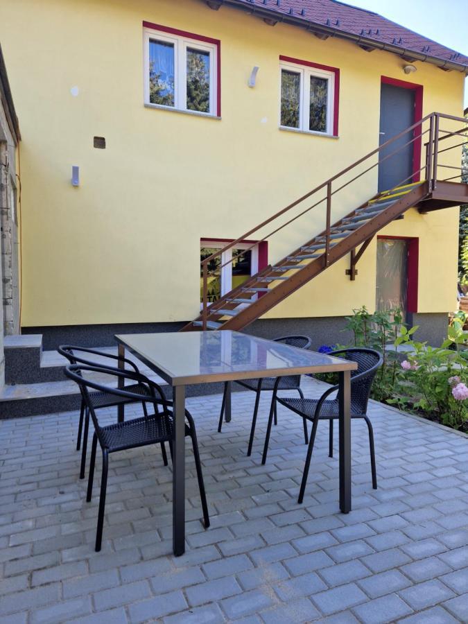 נובה מסטו פוד סמרקם Restaurace U Mateje B&B מראה חיצוני תמונה